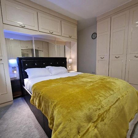Delightful & Spacious Guest House In Farnworth Near Bolton Hospital Buitenkant foto