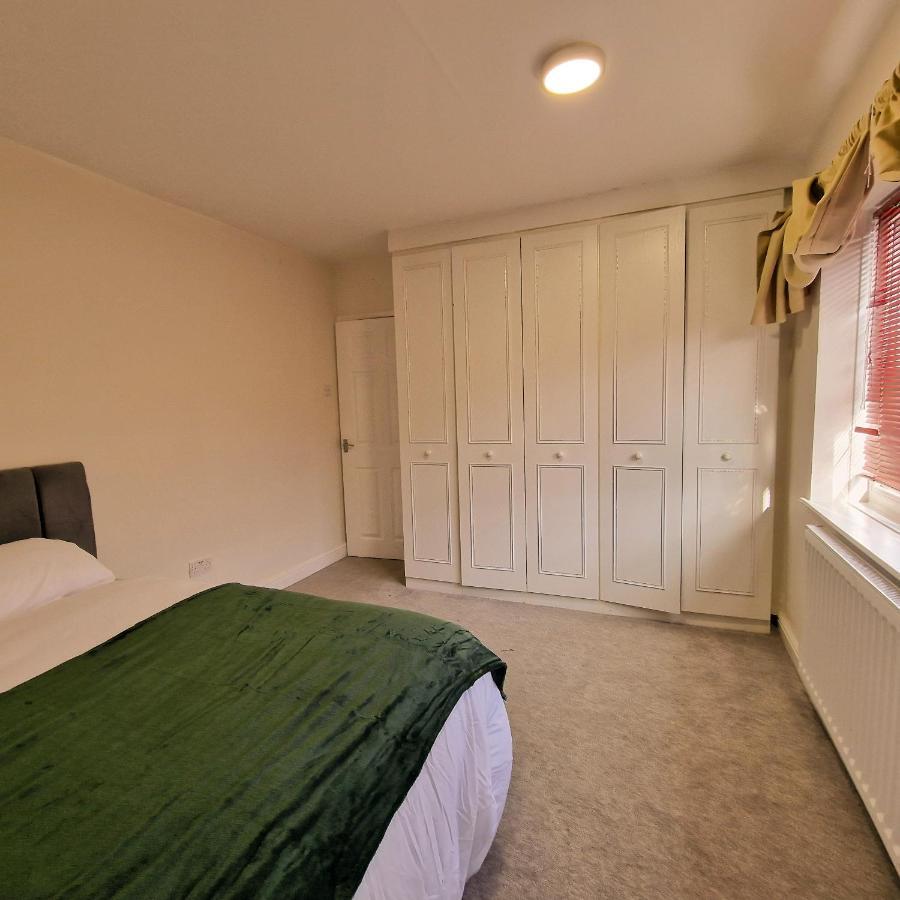 Delightful & Spacious Guest House In Farnworth Near Bolton Hospital Buitenkant foto