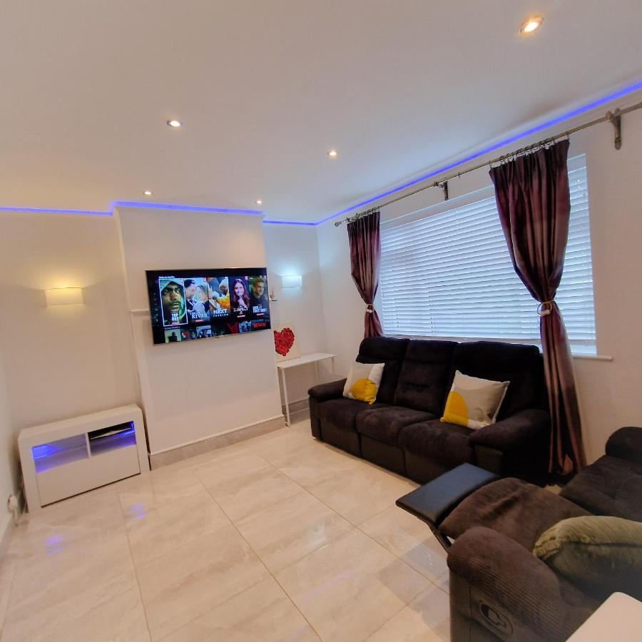 Delightful & Spacious Guest House In Farnworth Near Bolton Hospital Buitenkant foto