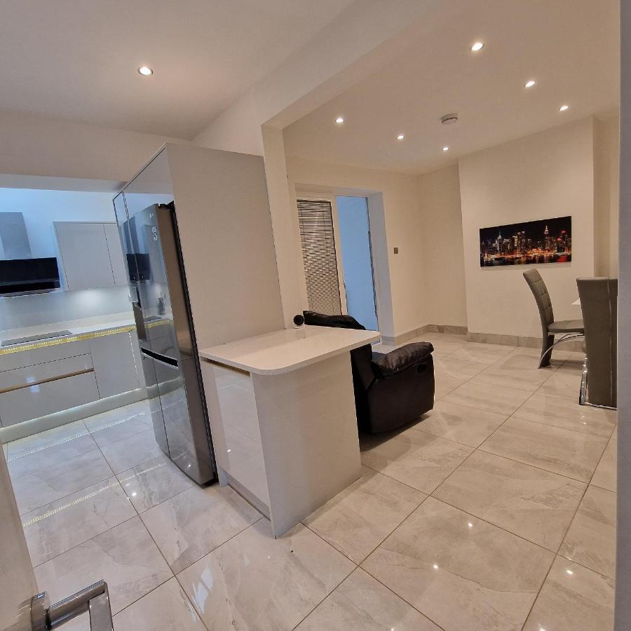 Delightful & Spacious Guest House In Farnworth Near Bolton Hospital Buitenkant foto