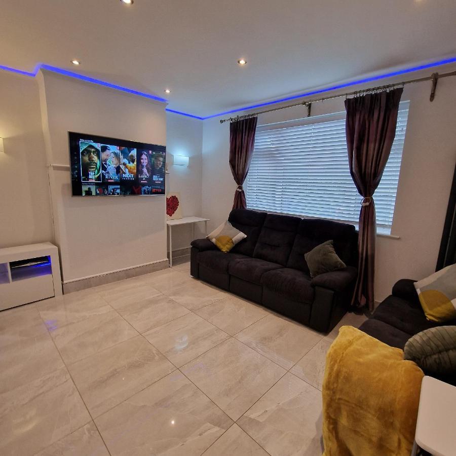 Delightful & Spacious Guest House In Farnworth Near Bolton Hospital Buitenkant foto