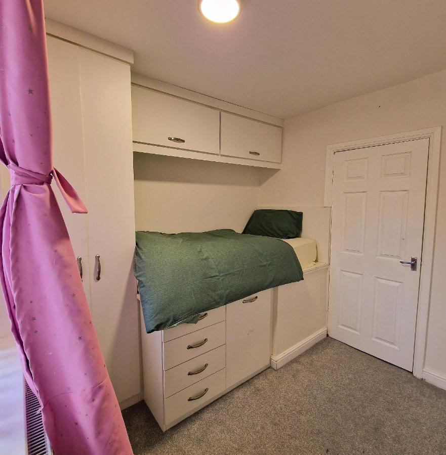 Delightful & Spacious Guest House In Farnworth Near Bolton Hospital Buitenkant foto