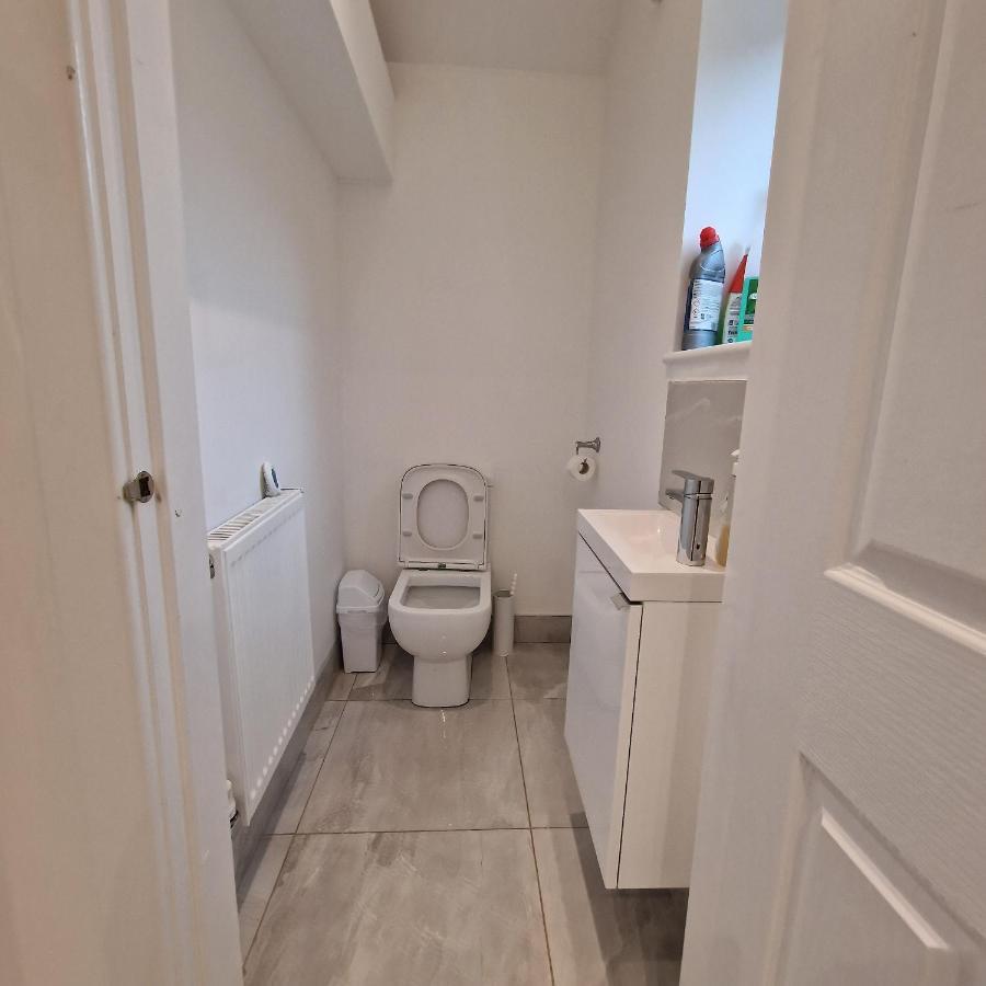 Delightful & Spacious Guest House In Farnworth Near Bolton Hospital Buitenkant foto