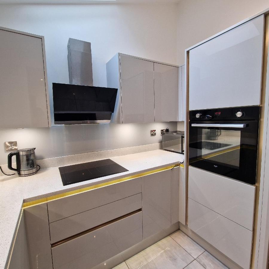 Delightful & Spacious Guest House In Farnworth Near Bolton Hospital Buitenkant foto