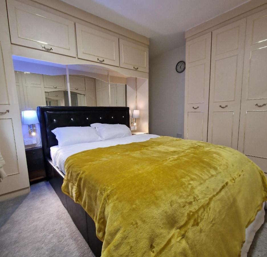 Delightful & Spacious Guest House In Farnworth Near Bolton Hospital Buitenkant foto